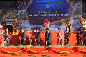 Các đại biểu, nhà thầu, đơn vị thi công thực hiện nghi thức động thổ khởi công triển khai Dự án.