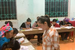 Lớp xóa mù chữ ở thôn Lao Tỷ Phùng, phường Tân Phong, tỉnh Lai Châu.