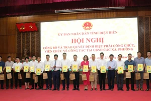 Trao quyết định cho công chức được biệt phái về các xã, phường.