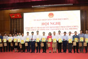 Trao quyết định cho công chức được biệt phái về các xã, phường.