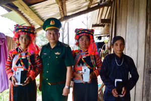 Bộ đội Biên phòng Lai Châu tặng điện thoại thông minh cho người dân xã biên giới Thu Lũm.