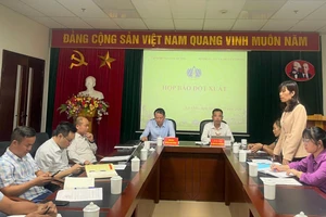 Quang cảnh buổi họp báo thông tin về vụ 20 trẻ mầm non nghi ăn nhầm thuốc diệt chuột.