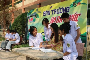 Sân trường hạnh phúc của Trường PTDTNT THPT Na Son.