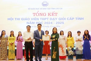 Trao giải Nhất toàn đoàn cho trường THPT Chuyên Lào Cai.