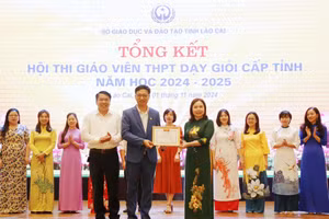 Trao giải Nhất toàn đoàn cho trường THPT Chuyên Lào Cai.