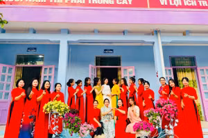 Hình ảnh nữ công Trường Mầm non xã Mường Nhà hưởng ứng Tuần lễ áo dài.