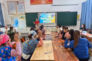 Các phụ huynh tại xã Mường Mô tham gia lớp tập huấn chuyên đề "Phòng, chống mua bán trẻ em và đi xa an toàn".