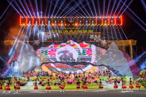 Chương trình nghệ thuật khai mạc Tuần Du lịch - Văn hóa Lai Châu năm 2025 với chủ đề “Lai Châu kỳ vĩ – rực rỡ sắc màu”. Ảnh: Tùng Giang.