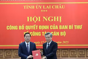 Ông Nguyễn Quang Dương, Phó Trưởng Ban Tổ chức Trung ương (bên phải) trao quyết định cho ông Hà Quang Trung.