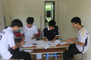 Học sinh lớp 12 tại Cơ sở Bảo trợ xã hội tổng hợp tỉnh Lai Châu ôn tập cho Kỳ thi tốt nghiệp.