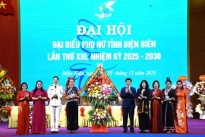 Bà Pờ Diệu Ninh (thứ 4 từ trái sang) giữ chức Chủ tịch Hội Liên hiệp Phụ nữ tỉnh Điện Biên khóa XIII.