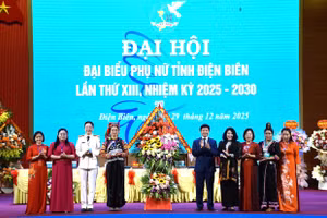 Bà Pờ Diệu Ninh (thứ 4 từ trái sang) giữ chức Chủ tịch Hội Liên hiệp Phụ nữ tỉnh Điện Biên khóa XIII.