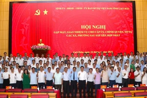 Đại biểu tham dự Hội nghị gặp mặt, giao nhiệm vụ cho cấp ủy, chính quyền các xã, phường sau sắp xếp, hợp nhất.