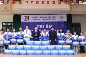 Đội QLĐLKV Điện Biên Phủ trao quà cho học sinh có hoàn cảnh khó khăn tại xã Mường Pồn.