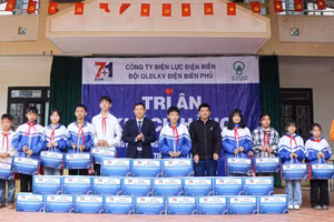 Đội QLĐLKV Điện Biên Phủ trao quà cho học sinh có hoàn cảnh khó khăn tại xã Mường Pồn.