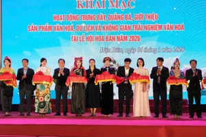 Các đại biểu cắt băng khai mạc hoạt động trưng bày, quảng bá, giới thiệu sản phẩm văn hóa, du lịch và không gian trải nghiệm văn hóa.