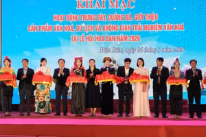 Các đại biểu cắt băng khai mạc hoạt động trưng bày, quảng bá, giới thiệu sản phẩm văn hóa, du lịch và không gian trải nghiệm văn hóa.