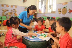 Cô trò trường Mầm non Chăn Nưa, xã Lê Lợi.