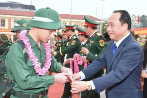 Ông Nguyễn Minh Phú, Phó Chủ tịch UBND tỉnh Điện Biên tặng quà tân binh lên đường nhập ngũ. 