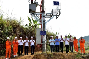 Đóng điện ở Khau Hỏm, Nậm Sỏ - bản cuối cùng của huyện Tân Uyên (cũ) được sử dụng điện lưới Quốc gia.