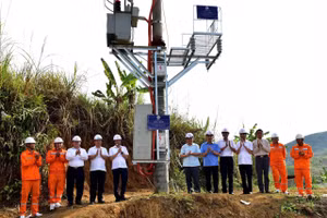 Đóng điện ở Khau Hỏm, Nậm Sỏ - bản cuối cùng của huyện Tân Uyên (cũ) được sử dụng điện lưới Quốc gia.