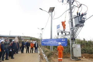 Đóng điện ở bản Đầu Nậm Xả, xã Bum Tở, tỉnh Lai Châu.