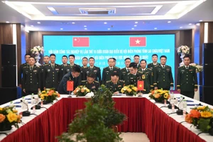 Trưởng đoàn ký Biên bản ghi nhớ Hội đàm lần thứ 16.