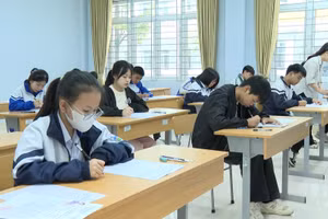 Thí sinh Lai Châu làm thủ tục dự thi môn Ngữ văn trong Kỳ thi tuyển sinh vào lớp 10 năm học 2025 - 2026.