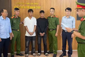 Giàng A Do và Giàng A Nủ (lần lượt thứ 3, thứ 4 từ trái sang) bị khởi tố, bắt tạm giam.