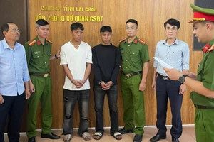 Giàng A Do và Giàng A Nủ (lần lượt thứ 3, thứ 4 từ trái sang) bị khởi tố, bắt tạm giam.