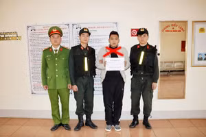 Lực lượng chức năng bắt giữ đối tượng Lê Chí Hưng.