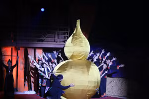 Huyền tích về người Thái gắn với sự tích Quả bầu mẹ được tái hiện trong show diễn.