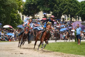 Các nài ngựa tranh tài tại giải đua ngựa truyền thống Cao nguyên trắng Bắc Hà.