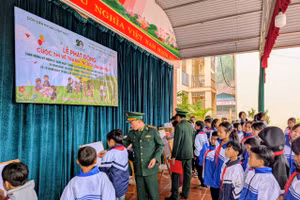 Đông đảo học sinh hào hứng tham gia Cuộc thi vẽ tranh “Người lính em yêu”.