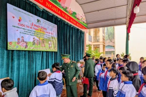 Đông đảo học sinh hào hứng tham gia Cuộc thi vẽ tranh “Người lính em yêu”.