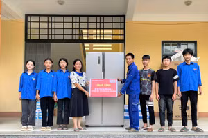 Công ty TNHH Vinacompound trao tặng tủ lạnh cho trường THCS & THPT Bát Xát.