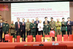 Tổng Bí thư Tô Lâm cùng các đại biểu trao quà Tết cho gia đình chính sách, người có công và hộ nghèo trên địa bàn tỉnh Điện Biên.