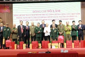 Tổng Bí thư Tô Lâm cùng các đại biểu trao quà Tết cho gia đình chính sách, người có công và hộ nghèo trên địa bàn tỉnh Điện Biên.