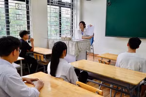 Thí sinh làm thủ tục dự thi.