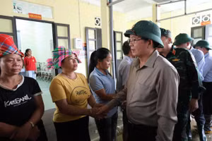 Phó Thủ tướng Hồ Quốc Dũng thăm hỏi, động viên người dân xã Mường Than chịu ảnh hưởng bởi mưa lũ.