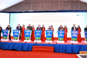 Các đại biểu thực hiện nghi thức khởi công Dự án Hầm đường bộ qua đèo Hoàng Liên kết nối tỉnh Lào Cai với tỉnh Lai Châu.