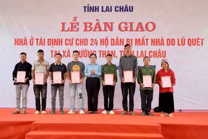 Các hộ dân vùng lũ Mường Than được bàn giao nhà ở tái định cư. Ảnh: Xã Mường Than.