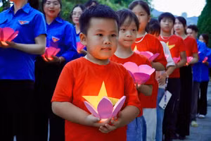Những ngọn nến tri ân được thế hệ trẻ Lai Châu thắp lên để tưởng niệm các anh hùng liệt sĩ.