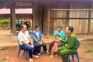 Công an huyện Mường Nhé tăng cường tuyên truyền chủ trương, chính sách, pháp luật đến người dân.
