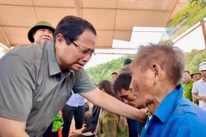 Thủ tướng Phạm Minh Chính thăm hỏi, động viên người dân xã Tìa Dình.