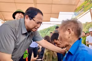 Thủ tướng Phạm Minh Chính thăm hỏi, động viên người dân xã Tìa Dình.
