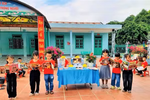 Học sinh Trường Tiểu học xã Núa Ngam hưởng ứng Ngày Sách và Văn hóa đọc.