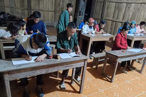 Các học viên xóa mù tại điểm bản Pa Ủ.