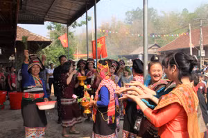 Tết té nước (Bun Huột Nặm) được tổ chức để cầu cho mưa thuận gió hòa, may mắn và bình an.