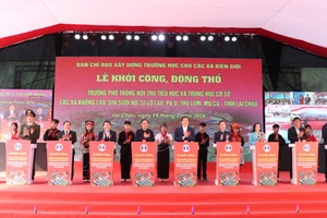 Các đại biểu thực hiện nghi thức khởi công 6 dự án.